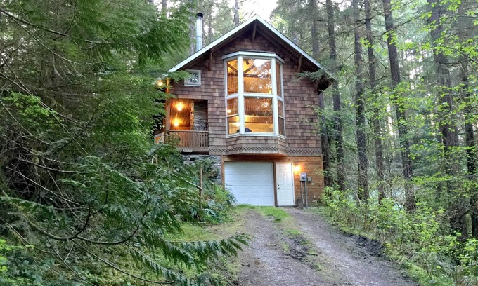 Glacier Cabin | Snowline Cabin #25 - Hot Tub - Pets Ok - Wi-Fi