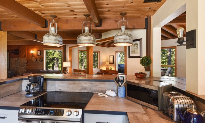 Talmont House | Snowshoe Cabin | 3 Decks, BBQ & Hot Tub!