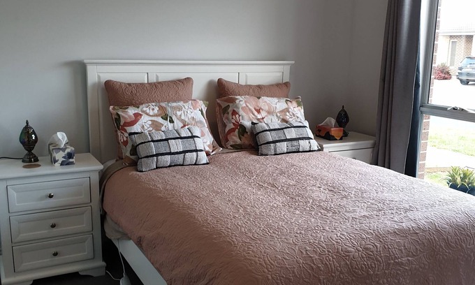 Officer House | Snug and cosy ensuite in a new house