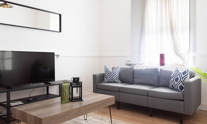 Tillicoultry House | Snug Modern Home in Tillicoultry