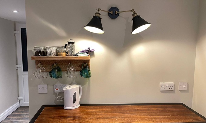 Dunmow Apartment | Snug @ Stansted, Parking, Car Cleaning, EV Charging, 10min Airport Run