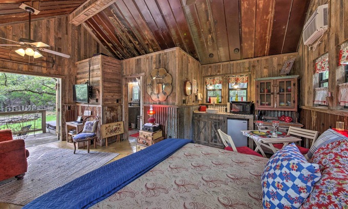 Wimberley Apartment | Snuggle Inn Wimberley Cabin w/Fire Pit + Deck