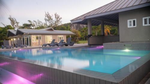 Discovery Bay Villa | Soak'D Pineapple Villa