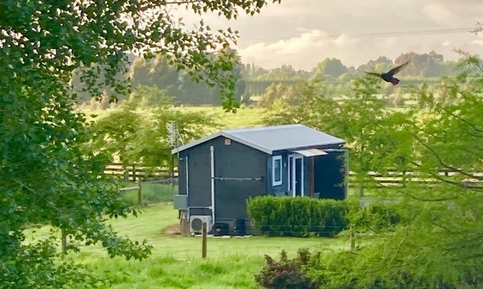 Lincoln Cottage | Soak up the Peach & Quiet at an animal Friendly Boutique Farm Cottage