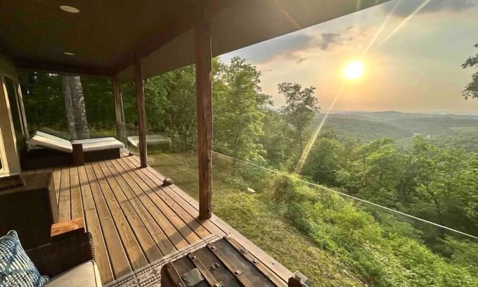 Mindoro House | Soaker Tub & Sunset Sugarloaf Retreat