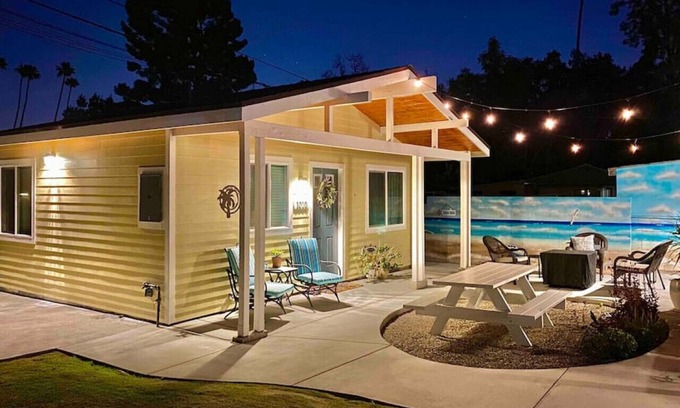 North Central House | SoCal Daze, a Cozy Bungalow + Parking, Patio, BBQ