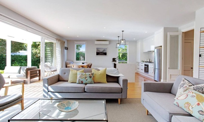 Mount Albert House | Solara Executive Villa with Air-Con and Backyard