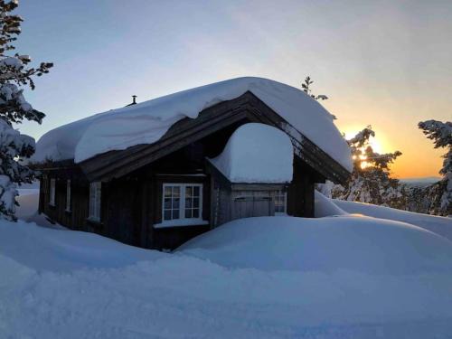Kroderen Ski Chalet | Solehøgda 71. Unik tømmerhytte som er håndlaget