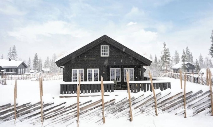 Nes Cabin | Solsikten, cozy child-friendly cabin, 8 people