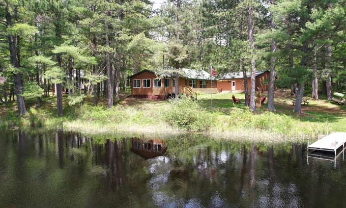 Tomahawk Cabin | Somo River Home - Fire Pit, Dog Friendly, W&D, Kayaks, Canoe