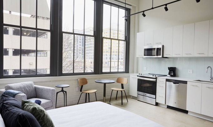 Logan Square Apartment | Sonder at Sixteen Hundred | Queen Studio Apartment