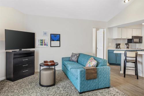 Chatsworth Hotel | Sonesta ES Suites Chatsworth
