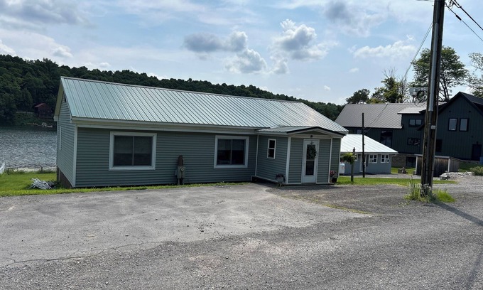 Deer River Cottage | Soothing cottage with WiFi on beautiful Pleasant Lake in charming Carthage