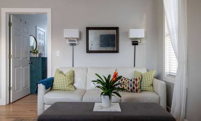 Longmont House | Sophisticated and Cozy Carriage House in Prospect Newtownn