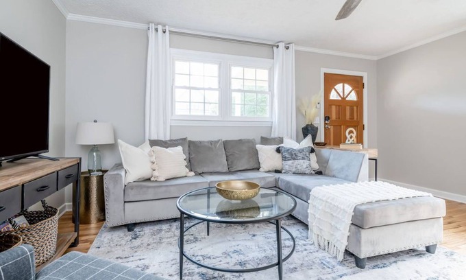 Southern Pines Cottage | SoPi Cottage - Walk to Town - King Bed