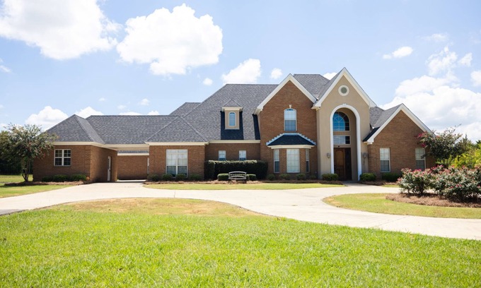 Hope Hull House | SOULBEATZ! Country Setting W/Pool by The Airport