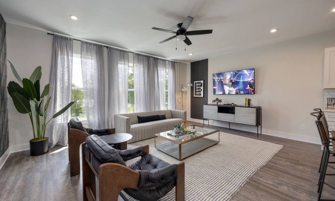 Whitebridge House | Sound of Speed - Mins to Downtown - Rooftop Deck - Sleeps 8