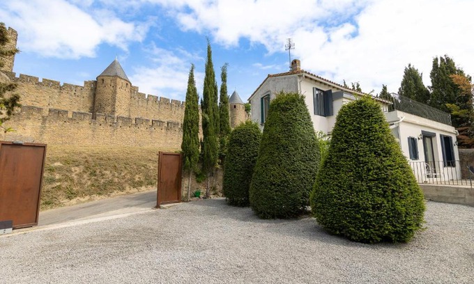 City of Carcassonne Villa | Sous les remparts la maison Pimprenelle