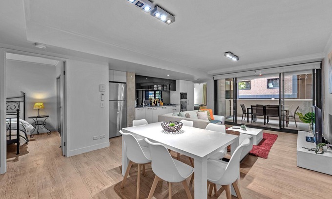 West End Apartment | South Bank Central! ~ 2Bed, 2Bath, 1Car, 2Balcony