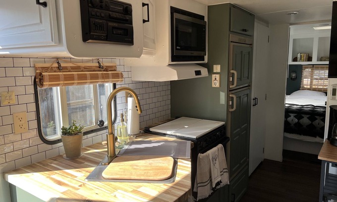 Southeast Eugene House | South Eugene Private Remodeled Camper Tiny Home!