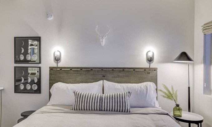 Lakeside Park Apartment | South Lake Chalet #9-New Boutique Suite-Minutes to Heavenly & Lake Tahoe