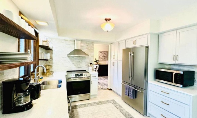 South St. Paul House | South Saint Paul 5 Bedroom - Kraft Gallery by Minne-Getaway