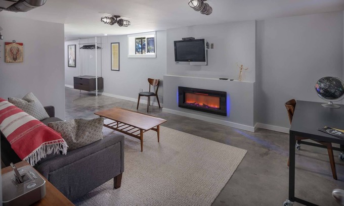 Richmond Apartment | Southeast Portland Retreat - Private Entrance - Walkable to Restaurants & Bars - 5 Min to Downtown