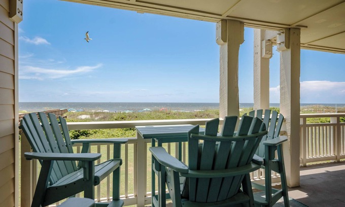 Caswell Beach Condo | Southern Beauty: Oceanfront Condo with Community Pool