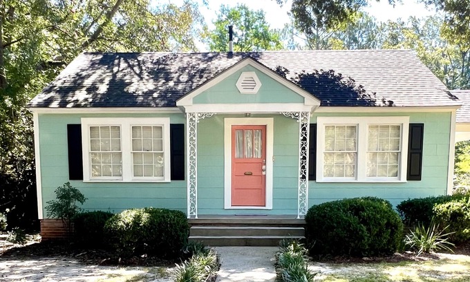 Laurel House | Southern Charm 1 - 5 minutes to downtown Laurel. SUMMER SALE!