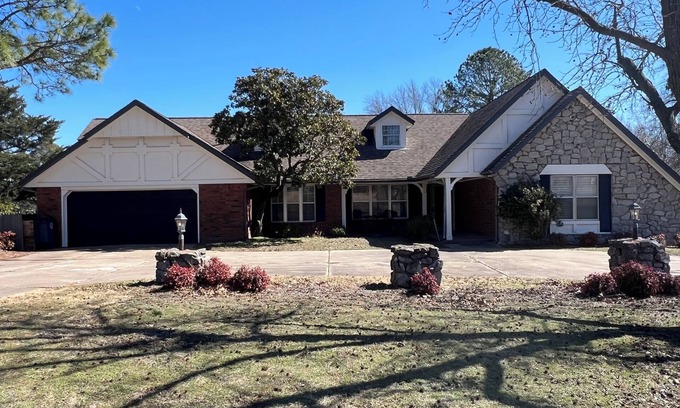 South Tulsa House | Southern Hills Home in Tulsa a Spacious 3+ BR Cozy, Golf, Hospital ORU Rhema