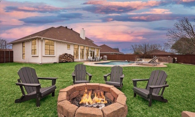 Waxahachie House | Southern Living At Its Best-Pool, BBQ (30+ Nights)