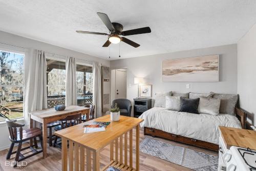 Uncertain House | Southern Pearl- Waterfront W Canoes & Kayaks