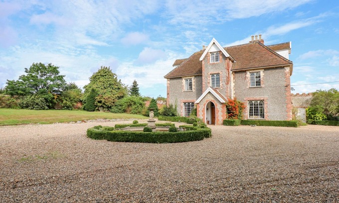 Southrepps Cottage | SOUTHREPPS LODGE, pet friendly, with open fire in Southrepps