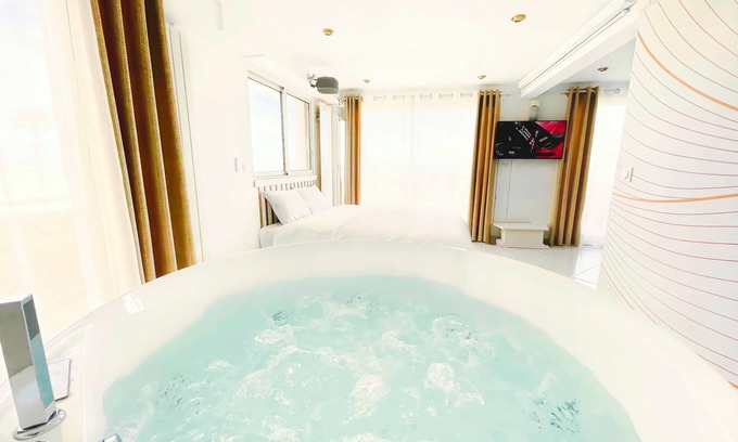 Saint-Nazaire Apartment | Spa and sea view