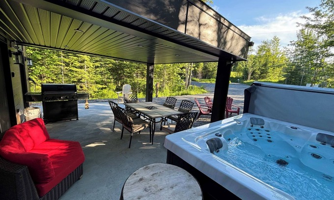 Adstock House | Spa - Chalet Sur Les Sentiers du Pic-Bois