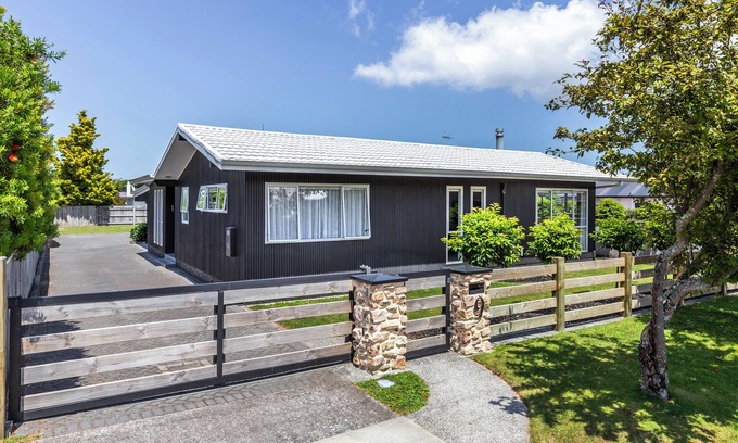Richmond Heights House | Spa & Play @ Rainbow Point. Bikes, Kayaks & a walk to the beach, bar & shops