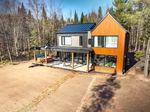 Saint-Gabriel-de-Valcartier Ski Chalet | Spa & River - Le Saint-Gabriel