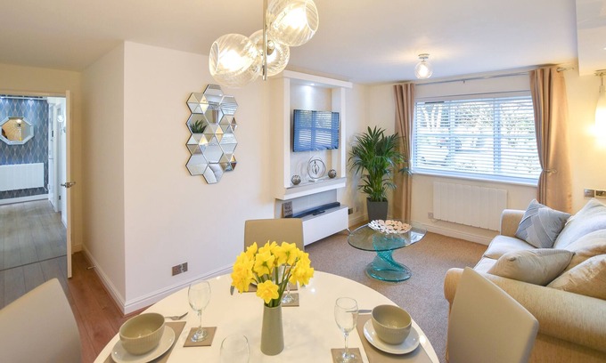 Bray on Thames Apartment | Spacious ground floor Apartment sleeps 4 with free parking from £136 per night
