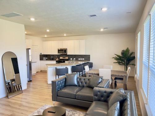 Cypress House | Spacious 3BR with Loft and Patio