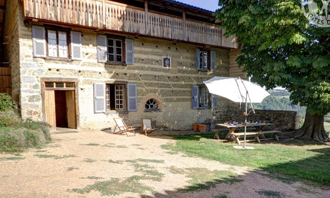Saint-Martin-la-Sauvete Cottage | Spacious Cottage with Modern Amenities, Nature Trails, Fiber Internet & Pet-Friendly
