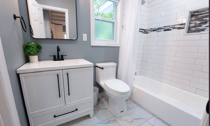 Poquott House | Spacious 5-bedroom house in serene Setauket- East Setauket with WiFi, AC