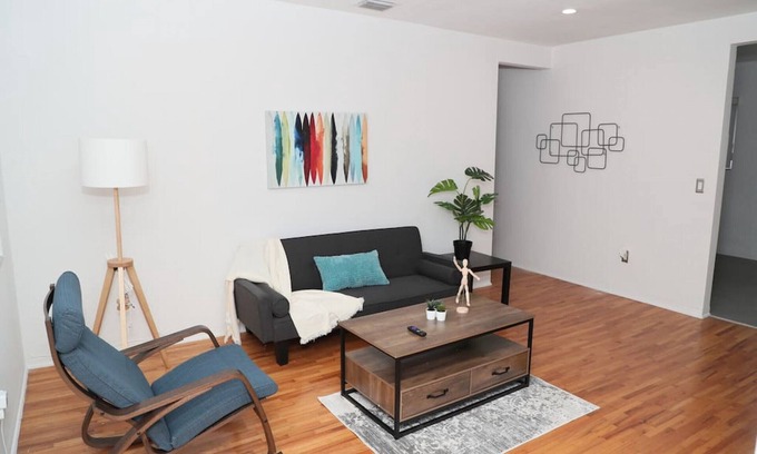 Douglas Apartment | Spacious 1 bed/1bath apt great location w/parking