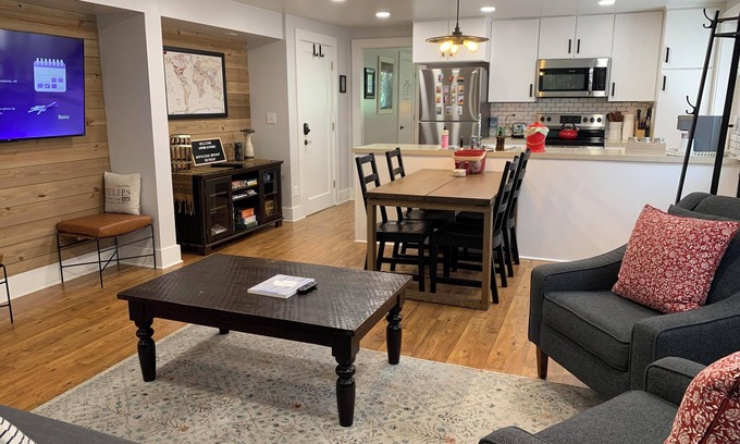 Seattle House | Spacious 1-bedroom vacation unit just 4 minutes to University of Washington