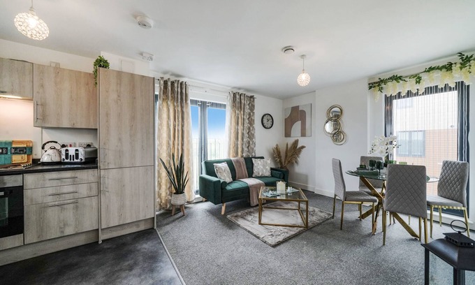 George Green Apartment | Spacious 2 Bed 2 Bath Flat with Parking in Slough