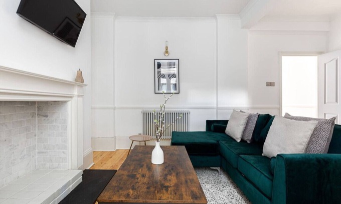Hammersmith Broadway Apartment | Spacious 2 Bed Flat in Hammersmith