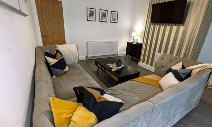 St Helens House | Spacious 2 bed St Helens, Free Parking, 1min to Carr Mill Dam