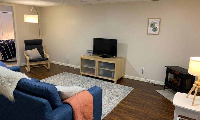 Foothills House | Spacious 2 Bedroom Suite - Beautiful Foothills