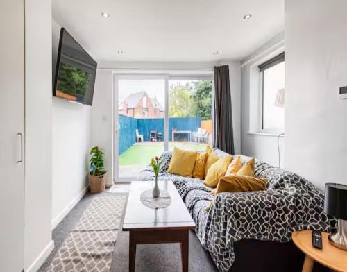 Hillsborough House | Spacious 2 Bedrooms, Free Parking, Free Wifi - Serene Homes Sheffield