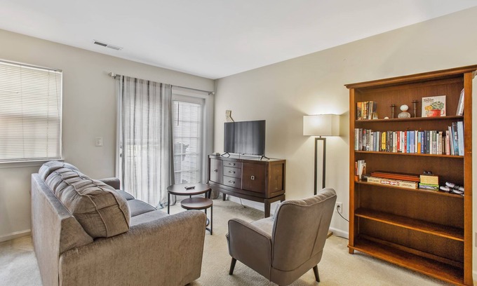 Northeast Raleigh House | Spacious 2 bedrooms townhouse by the Greenway/Pool access