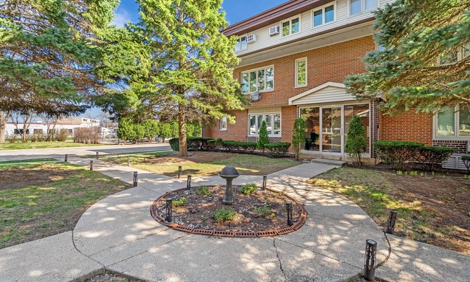 Arlington Heights Apartment | Spacious 2-BR+King Beds+Smart TVs+Free Parking+WiFi